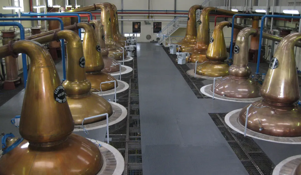 Alambicchi di rame in una distilleria di whisky dello Speyside