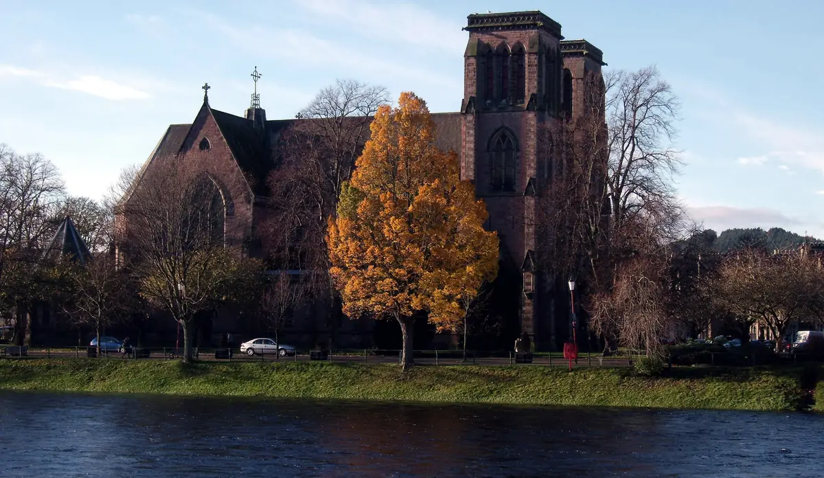 Il fiume Ness a Inverness con la cattedrale sulla riva
