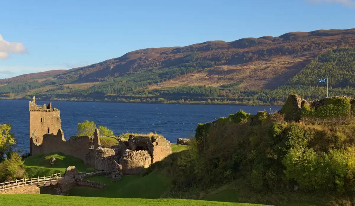 Le rovine del Castello di Urquhart sulla riva del Loch Ness
